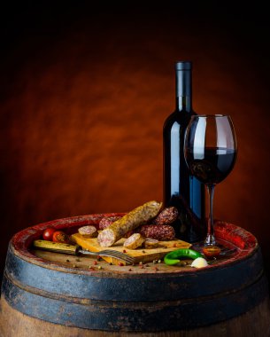 Kırmızı şarap ile sosis