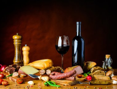 Masasına rustik yemek