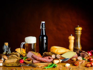 Bira ve ahşap masa üstünde yiyecek