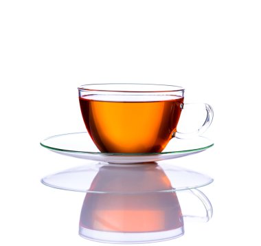 Beyaz arkaplanda izole edilmiş çay fincanı