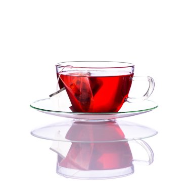 Su bardağı beyaz üzerine kırmızı çay