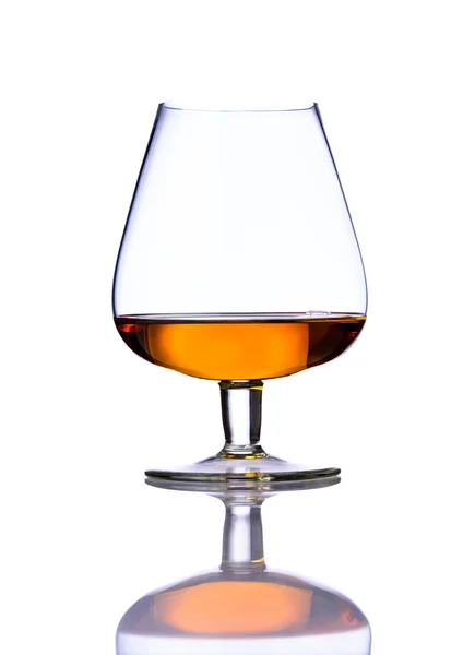 Glas Cognac på vit bakgrund — Stockfoto