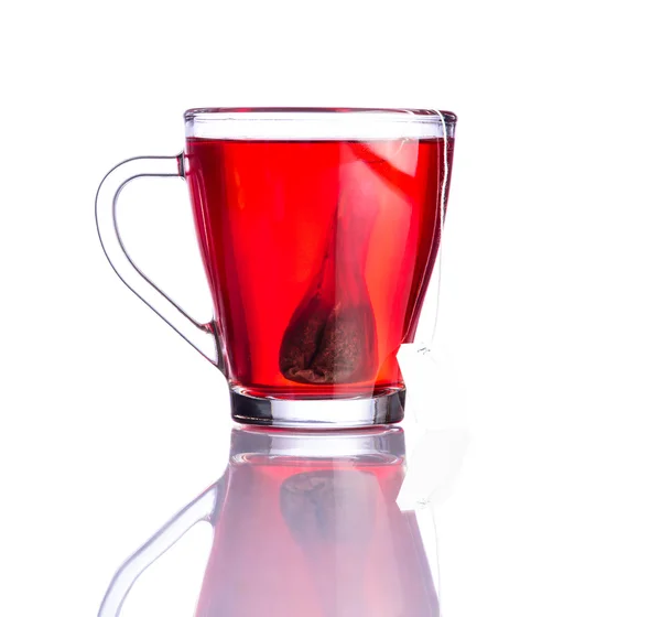 Червоний чай і сумка ізольовані на білому тлі — стокове фото