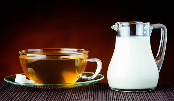 Schwarzer Tee und Milch — Stockfoto