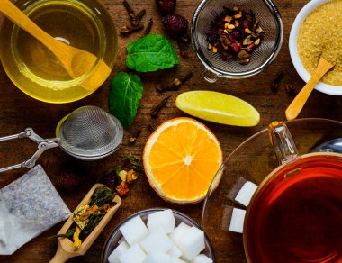 Kırmızı çay ve malzemelerin üzerine masa üstü