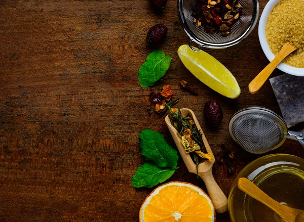 Ingredientes de chá no tampo da mesa de madeira — Fotografia de Stock