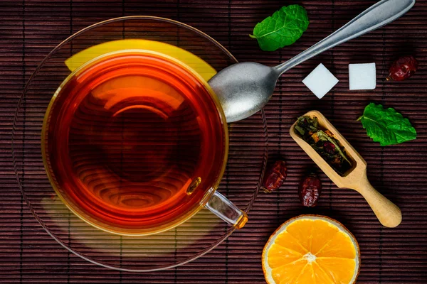 Chá preto e frutas secas — Fotografia de Stock