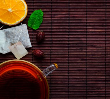 Çay bardağı ile dilimlenmiş portakal