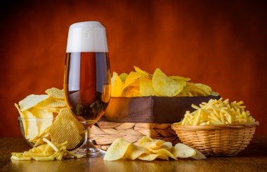 Bira ve patates aperatifler