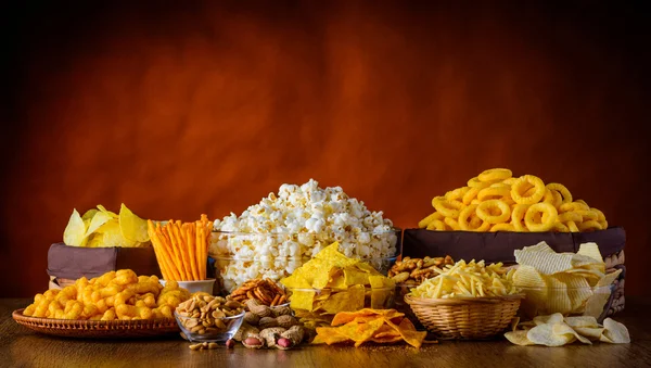 Snacks, nueces y palomitas de maíz — Foto de Stock