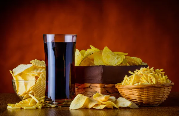 Batatas fritas e bebida de cola — Fotografia de Stock