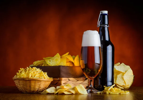 Cerveza y comida chatarra — Foto de Stock