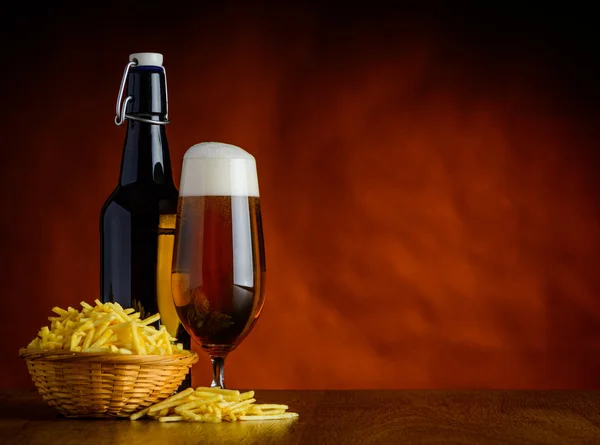 Öl och potatis-pinnar med kopia-utrymme — Stockfoto