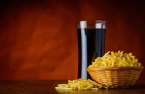 Cola und salzige Kartoffelstangen — Stockfoto