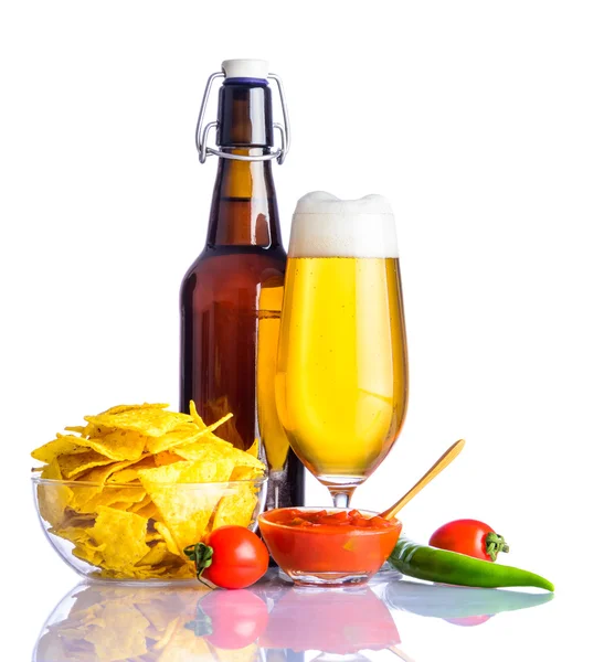 Cerveza y Tortilla-Chips sobre fondo blanco — Foto de Stock