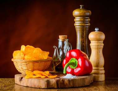 Patates cipsi, kırmızı biber ve malzemeler