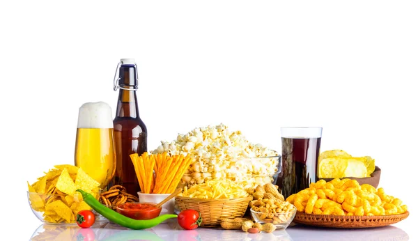 Comida chatarra y cerveza sobre fondo blanco — Foto de Stock