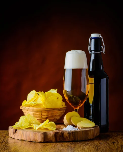 Cerveza y patatas fritas — Foto de Stock