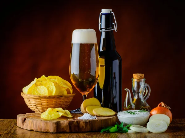 Cerveza y patatas fritas con salsa — Foto de Stock