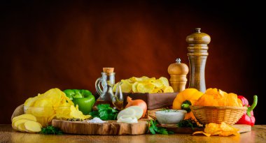 Patates cipsi ve malzemeler