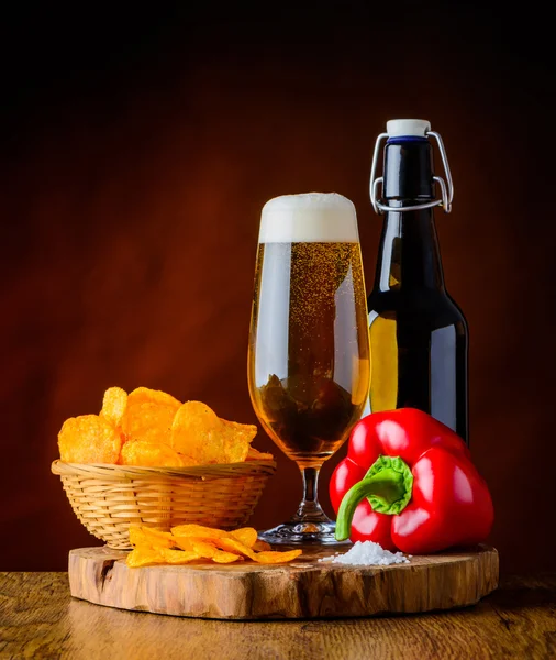 Cerveza y patatas fritas con pimienta — Foto de Stock