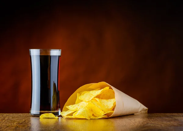 Nekvalitní potraviny Cola a čipy — Stock fotografie