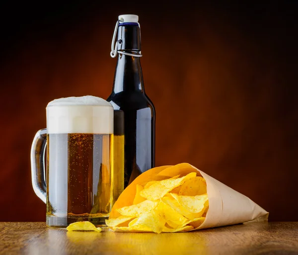 Caneca de cerveja e batata fritas — Fotografia de Stock