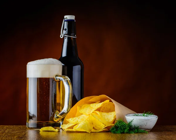 纸塑复合袋薯片和啤酒 — 图库照片