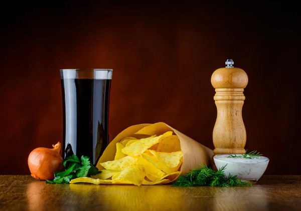 Cola, aardappel-Chips en Dip — Stockfoto
