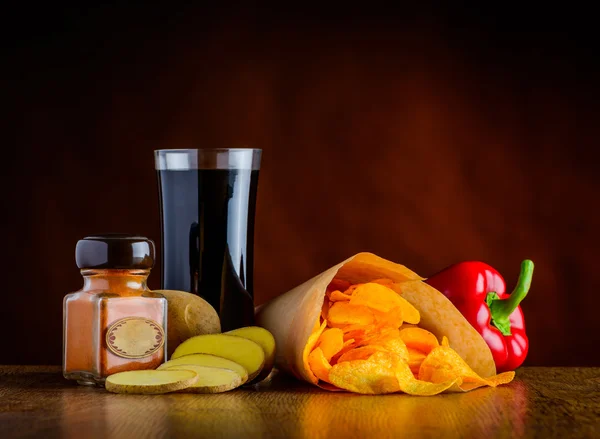 Coca, condimentos y patatas fritas — Foto de Stock