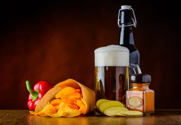 Patatas fritas, cerveza y pimienta —  Fotos de Stock