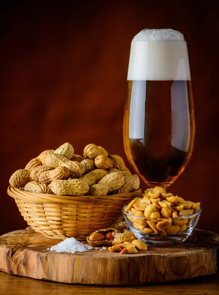 Glas öl och jordnötter — Stockfoto