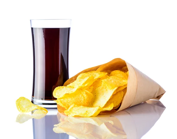 Cola und Kartoffelchips auf weißem Hintergrund — Stockfoto