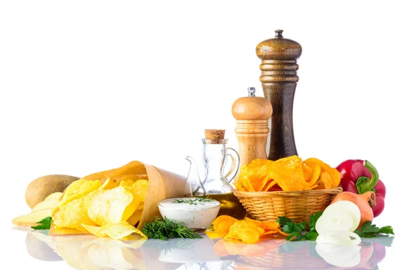 Burgonya Chips és a fehér háttér-összetevők — Stock Fotó