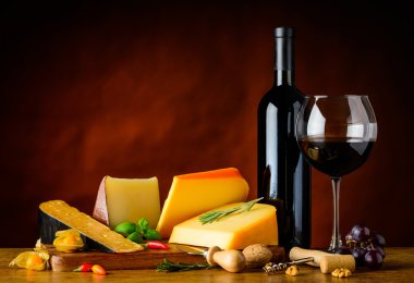 Gouda peyniri ve kırmızı şarap