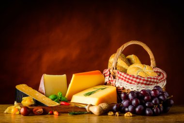 Gouda peyniri ve sepet çörek