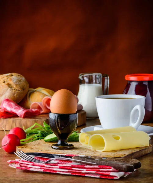 Sağlıklı kahvaltı yumurta ve peynir ile — Stok fotoğraf