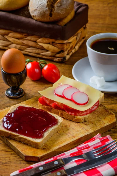 Gezond ontbijt eten — Stockfoto