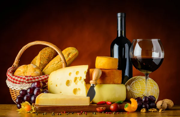 Сыр, булочка и красное вино — стоковое фото