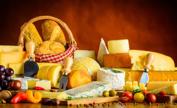 Mesa com produtos de queijo — Fotografia de Stock