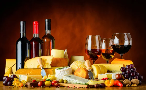 Вино, сыр и фрукты — стоковое фото