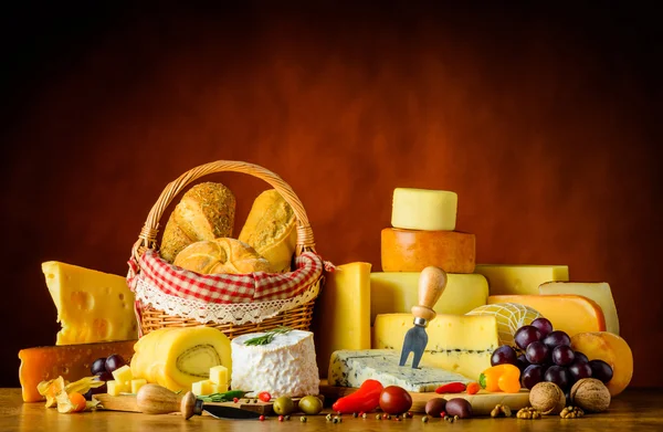 Peynir ekmek ve gıda ile — Stok fotoğraf