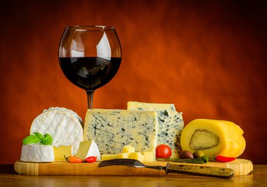 Gorgonzola ve kırmızı şarap