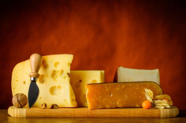 Sarı İsviçre Emmental peyniri