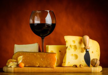 İsviçre Emmental peyniri ve kırmızı şarap