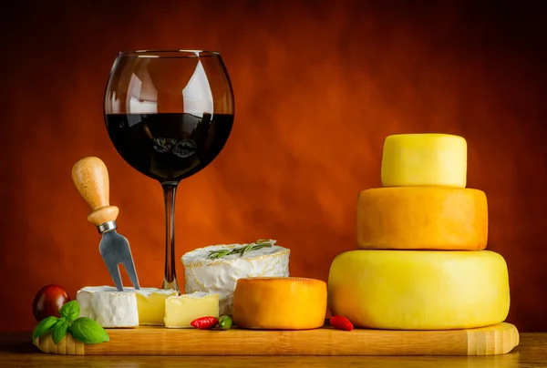 Rueda de vino tinto y queso —  Fotos de Stock