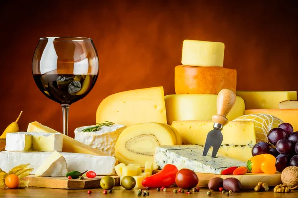 Сыр и красное вино из стекла — стоковое фото