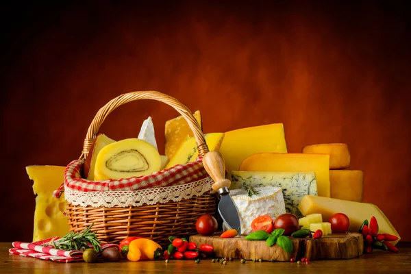 Pila de Queso y Cesta —  Fotos de Stock