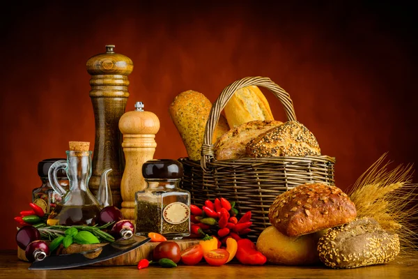 Brot, Brötchen und Gewürze — Stockfoto