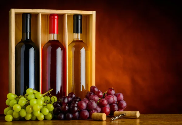 Červená, bílá a Rose lahví vína — Stock fotografie